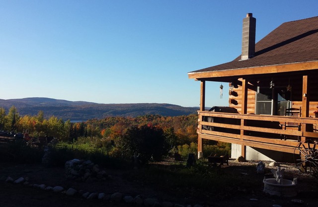 Chalet en bois rond, court ou long terme, privé et calme! Vues du sommet de la montagne!