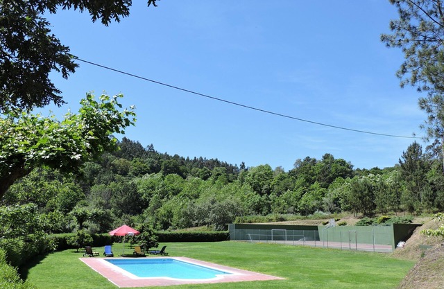 Villa, calme, belle vue avec piscine et court de tennis.