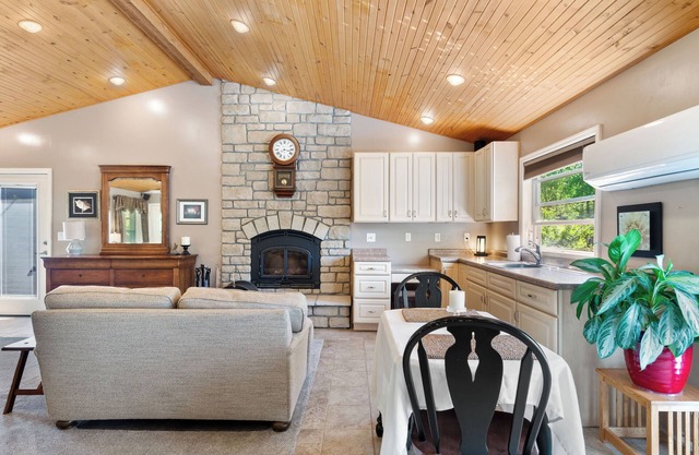 Country stay with hot tub & fireplace near Spooky Nook & Miami Univ.