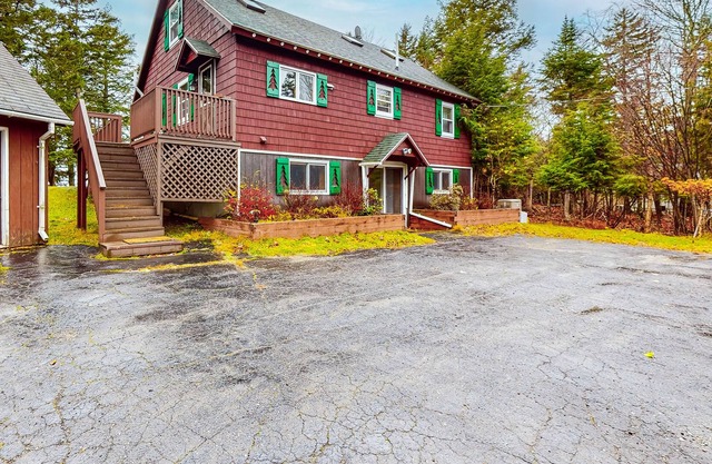 Country-style home with gorgeous views, big yard, firepit & W/D