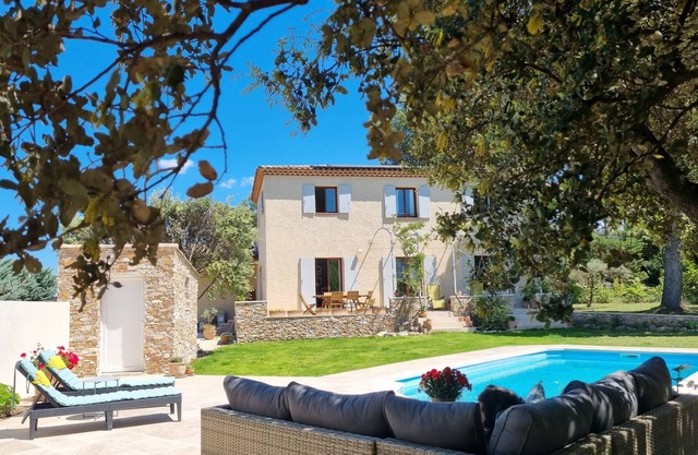 Belle villa dans grand jardin arboré, au calme, avec piscine privatif , 6 pers