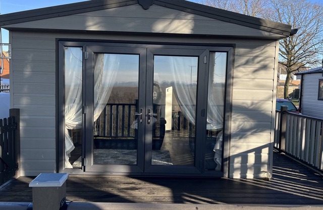 Countryside 2 bedroom caravan/lodge retreat in norfolk