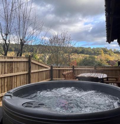 Countryside 3 Bedroom Log Cabin With Private Hot Tub - Ash