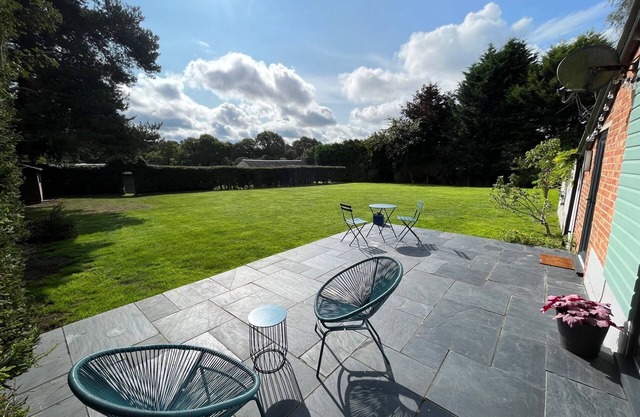 Countryside Bungalow nr Gatwick Airport
