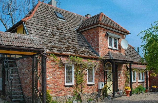 Maison en brique avec jardin et aire de jeux