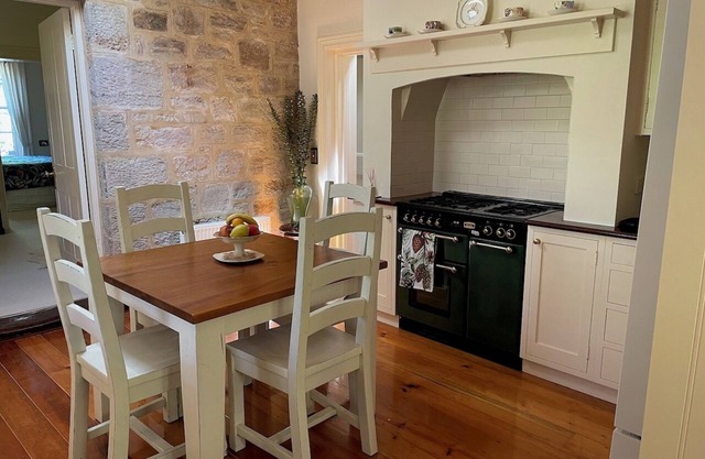 Countryside cottage with magical gardens close to Adelaide Hills towns and parks