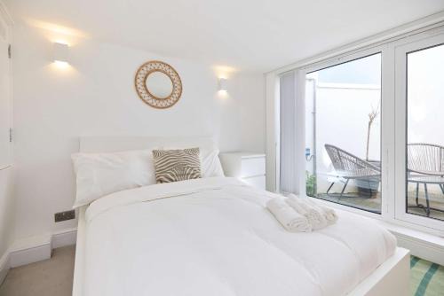 Countryside Edge Flat - Split-level Tadworth flat