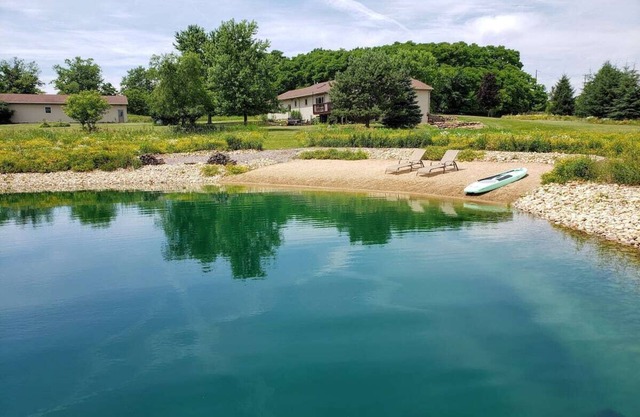 Maison de campagne près du lac vert avec bain à remous, plage, natation