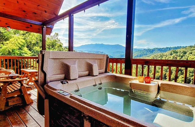 Cabine personnalisée nouvellement construite avec vue imprenable! Deux King Suites, bain à remous, WiFi, Grill