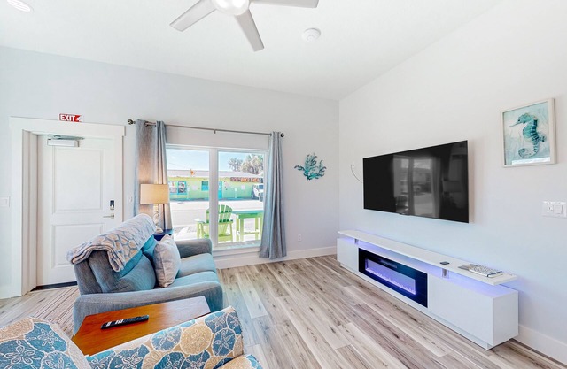 Couple's Getaway, 1st- floor suite w/ ocean views, beautiful sunrises, patio, AC