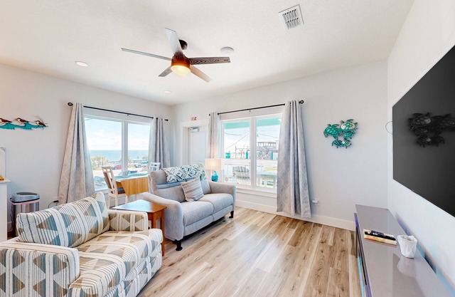 Couple's Getaway, 2nd floor ocean view suite w/ beautiful sunrises, patio, AC