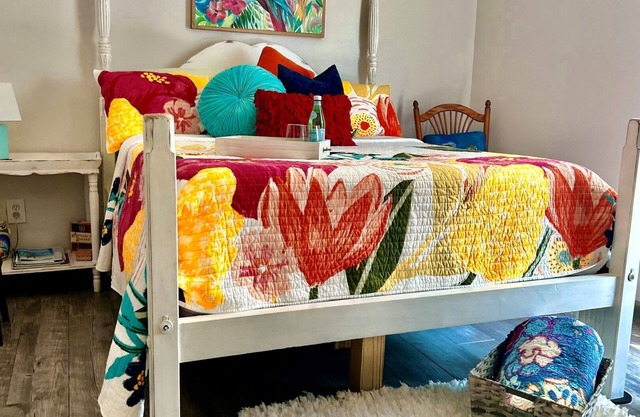 Couples downtown/free parking/EZ 2 beaches/private