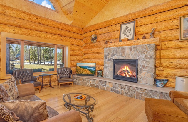 Couples Fav! log cabin on river front, private hot tub, single level, dogs ok