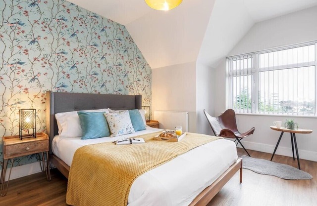 Couples Getaway, Central to Beach & Town. Parking.