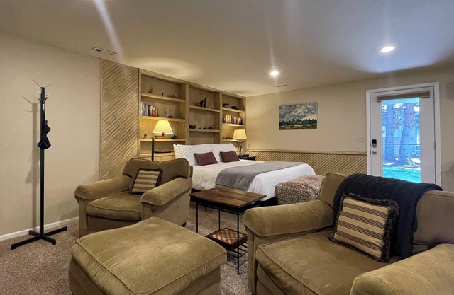 Couples Retreat with Hot Tub, Sauna & Steam Room