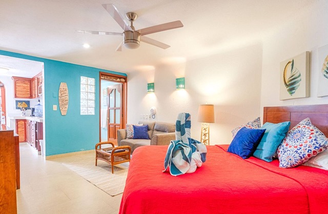 Comfortable studio with beach access, pool, AC and WiFi!