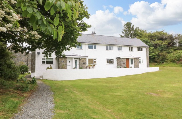 COURTLANDS, pet friendly, luxury holiday cottage in Llanbedrog