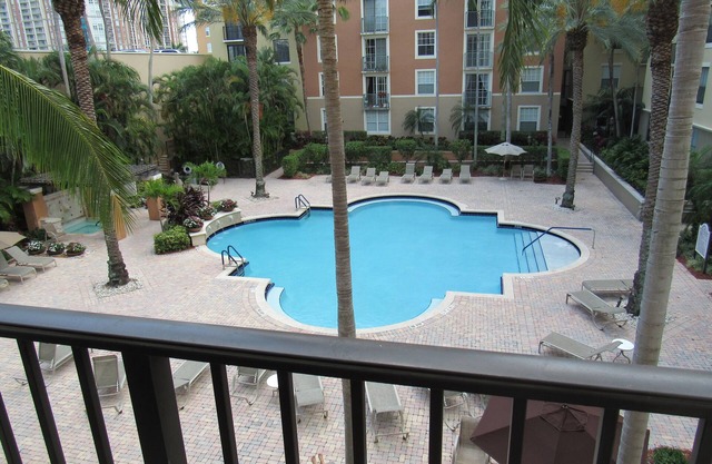 Cour à condo Cityplace avec belle vue sur la piscine et 2 chambres 2 bains.