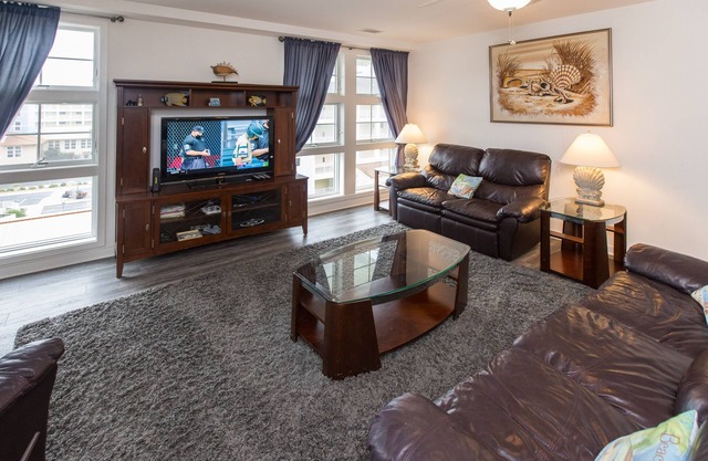 Courtyard condo with pool table, air hockey, 3 pools, & 2 fitness centers