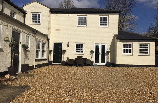 Cottage Courtyard - Great Paxton