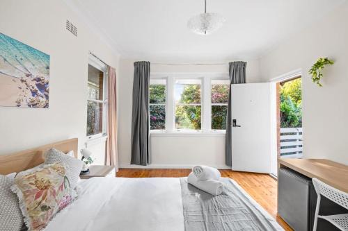 Courtyard Double Room - Next to Transport & Shops - Shared Bathroom
