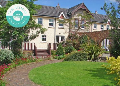Courtyard Holiday Cottage No 8 by Trident Holiday Homes