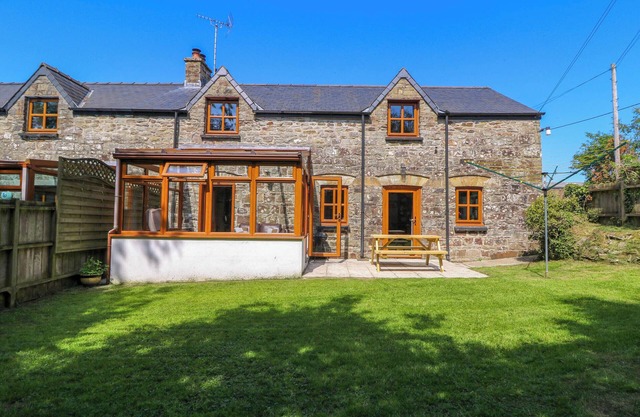 COVE COTTAGE, pet friendly, character holiday cottage in Llangrannog