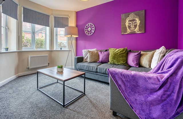 Coventry Contractor Guesthouse w. Parking WIFI & Netflix