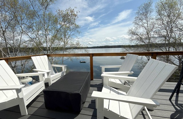 NEW! Coveside! Designer decor, waterfront, AC, 2 Bedroom in Harpswell.