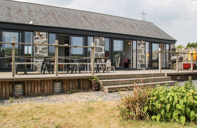 COW SHED, pet friendly, character holiday cottage in Bangor