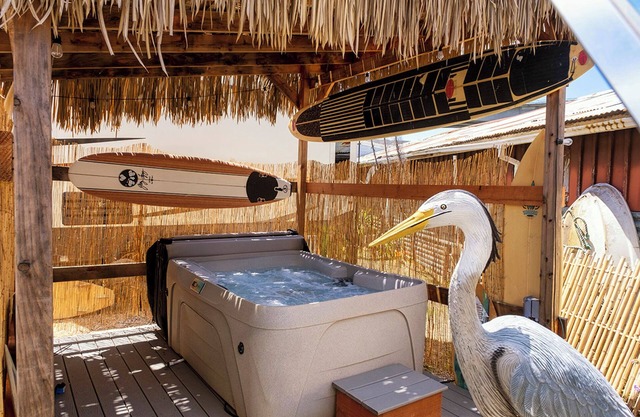 Dans le port de Noyo - TOUT NOUVEAU Caravane de voyage / terrasse meublée, vues et sons impressionnants