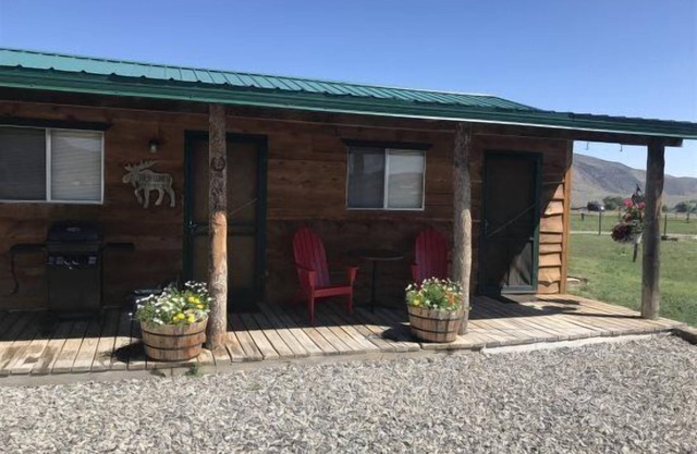 Cowboy Bunkhouse #2, clean rustic charm, located in South Fork Valley, 10 minutes from Downtown Cody