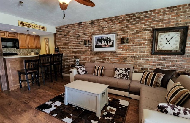 COWBOY FAMILY SUITE! Perfect for Large Groups! 204