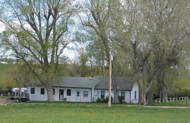Cowboy quaint 2-bedroom farmhouse duplex with AC, Near Sheridan. Horse Property.