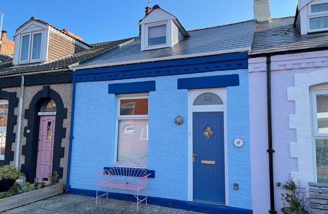 COWRIE COTTAGE, pet friendly, with open fire in Cullercoats