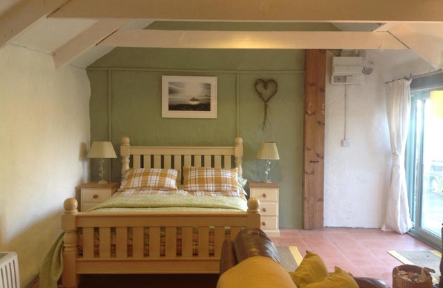 Cowshed Cottage located nr Kynance cove