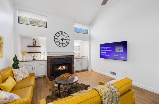 Beautifully remodeled Tri-Leveled home in the pines-minutes from Downtown