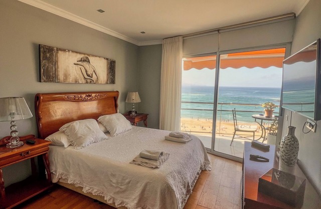Cozy Seafront Apartment in Las Canteras with Ocean Views