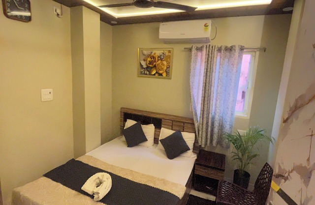 Cozy 1-0 bedroom hotel with AC, WiFi in Varanasi near ganges