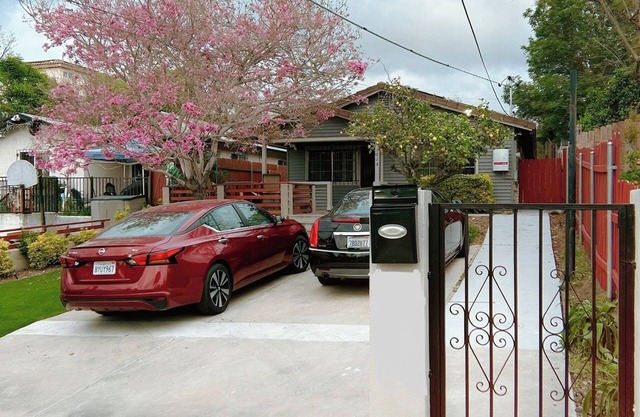 Cozy 1-bed, 1-bath, kitchenette Guest House in San Diego.
