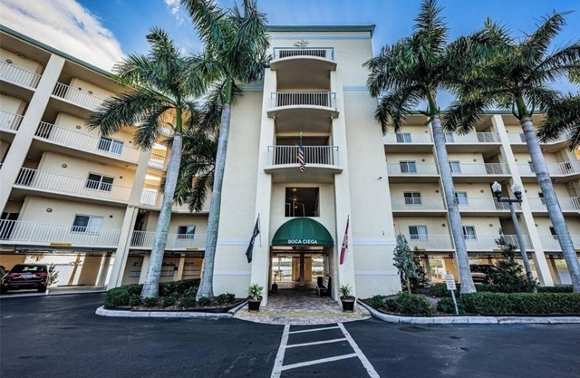 Cozy 1-bedroom 1 bath condo in welcoming St. Petersburg with WiFi, AC, Pool