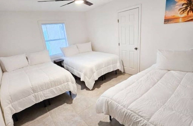 Cozy 1 bedroom Apt Across the beach Large Pool!