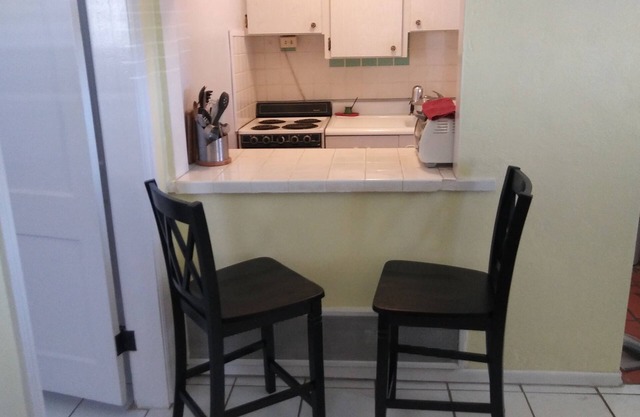 Cozy 1 Bedroom Apartment, 3 Block Walk To Beach