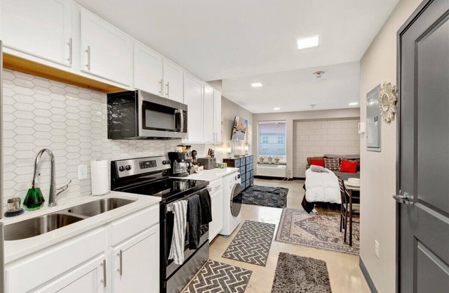 Cozy 1-bedroom apartment in welcoming Birmingham with fitness room