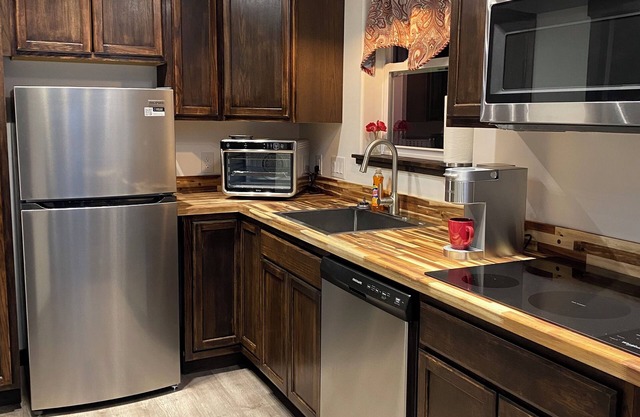 Cozy 1-bedroom apartment with AC and WiFi above pottery studio in Livingston