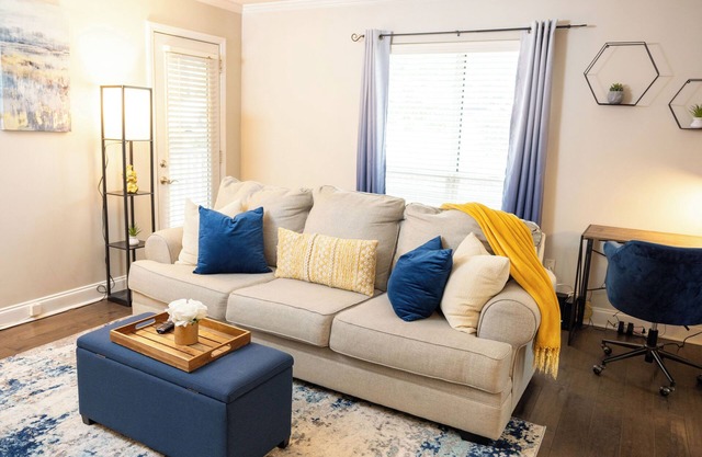 Cozy 1-bedroom apartment near downtown CLT w/ free parking & WIFI