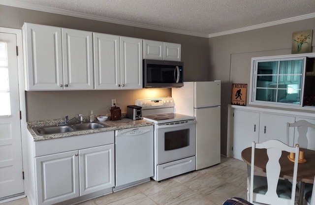 Cozy 1-bedroom apartment in charming Columbia with AC, WiFi and sun room.
