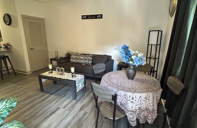Cozy 1-bedroom apartment in enchanting Richmond with WiFi, fitness room, pool