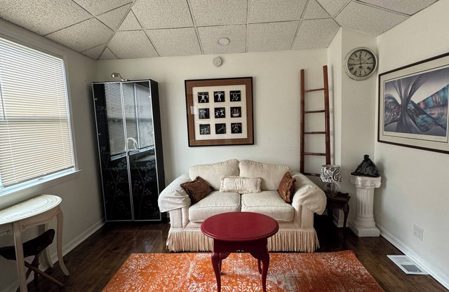 Cozy 1-bedroom apartment with WiFi, AC in lovely Whiting