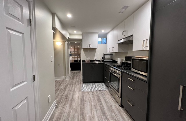 Cozy 1 bedroom Apt in the Annex. Great Location